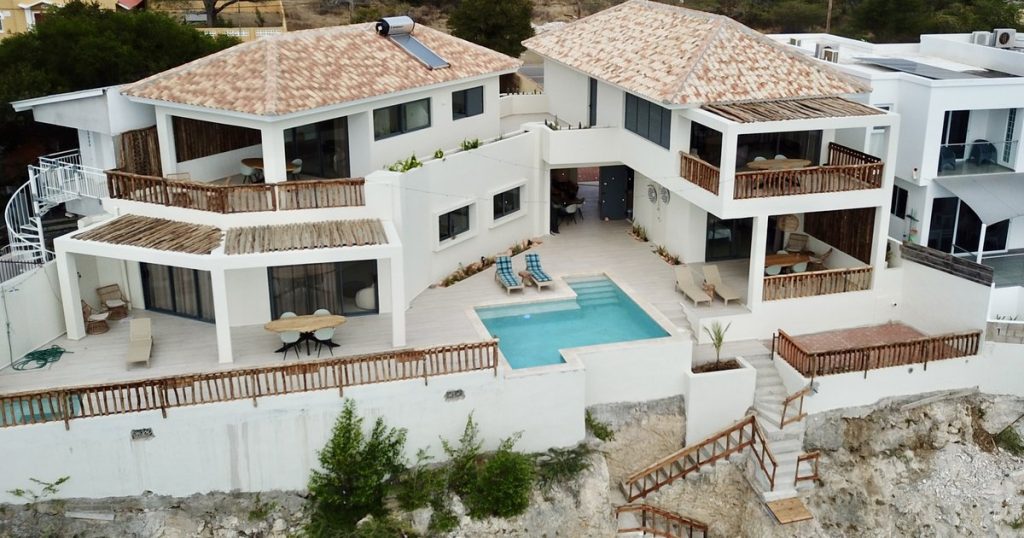 Kosta 41, Lagun: Uniek Oceanfront Estate met vier units, zwembad en ...
